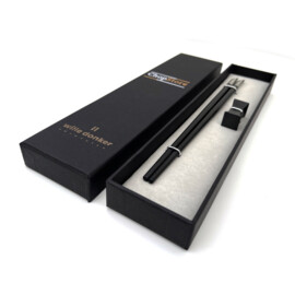 Gepersonaliseerde cadeau-box met een setje Keno chopsticks en een Aki Dark rest