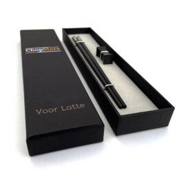 Gepersonaliseerde cadeau-box met een setje Keno chopsticks en een Aki Dark rest